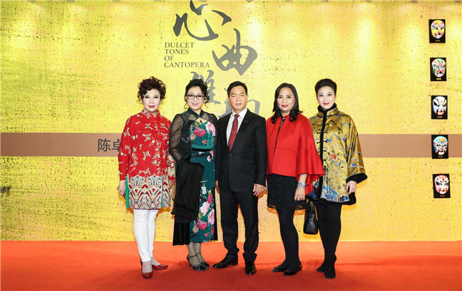 從左至右：中國戲劇梅花獎(jiǎng)得主曾慧，國家一級(jí)演員陳韻紅，陳卓林陸倩芳伉儷，廣東省戲劇家協(xié)會(huì)第十屆副主席蔣文端